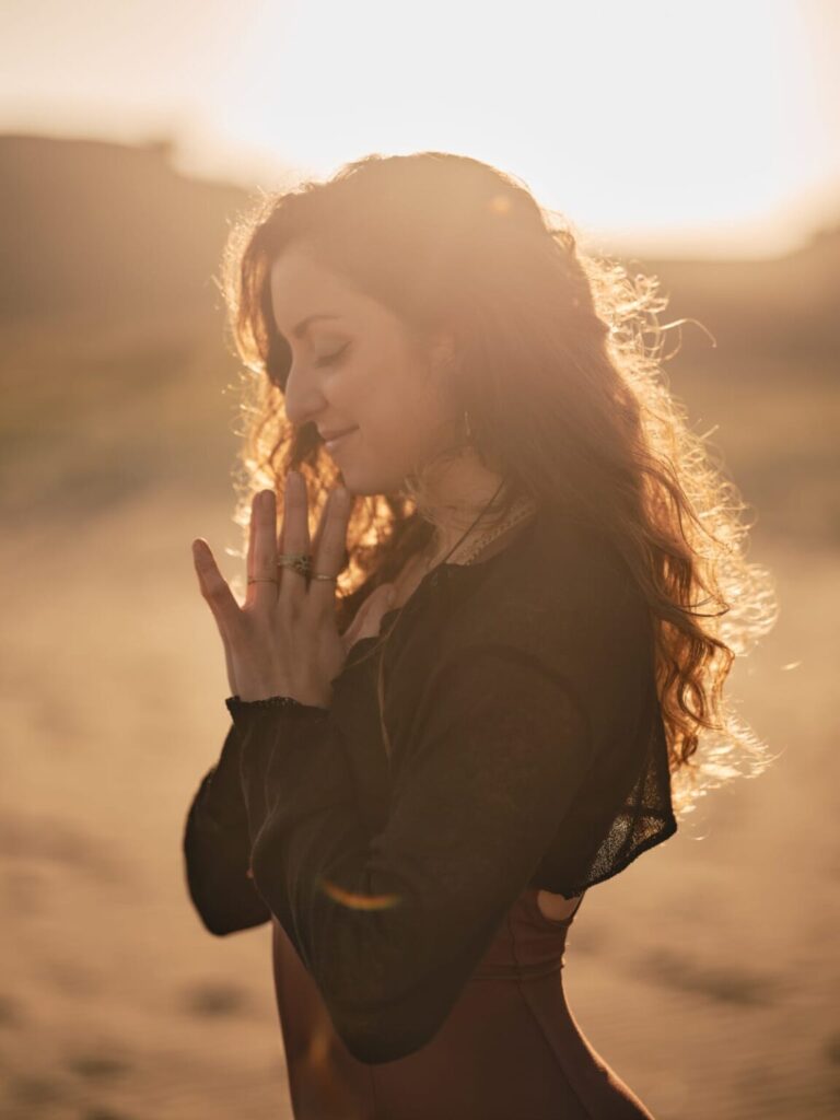 Clara meditando en experiencias de yoga con esencia local