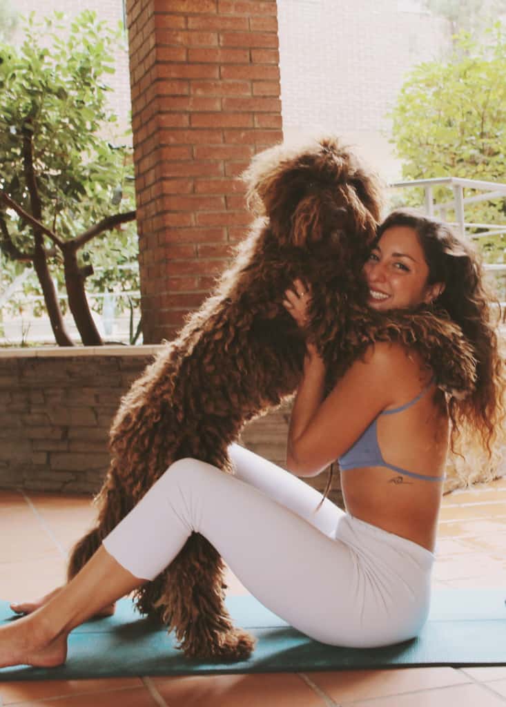Clara y su perro Vayu. Experiencias de yoga con esencia local
