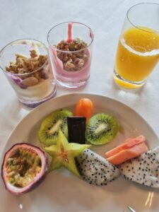 yoga brunch vegetariano con fruta y acai en Asturias. Eventos de Yoga y Gastronomía.